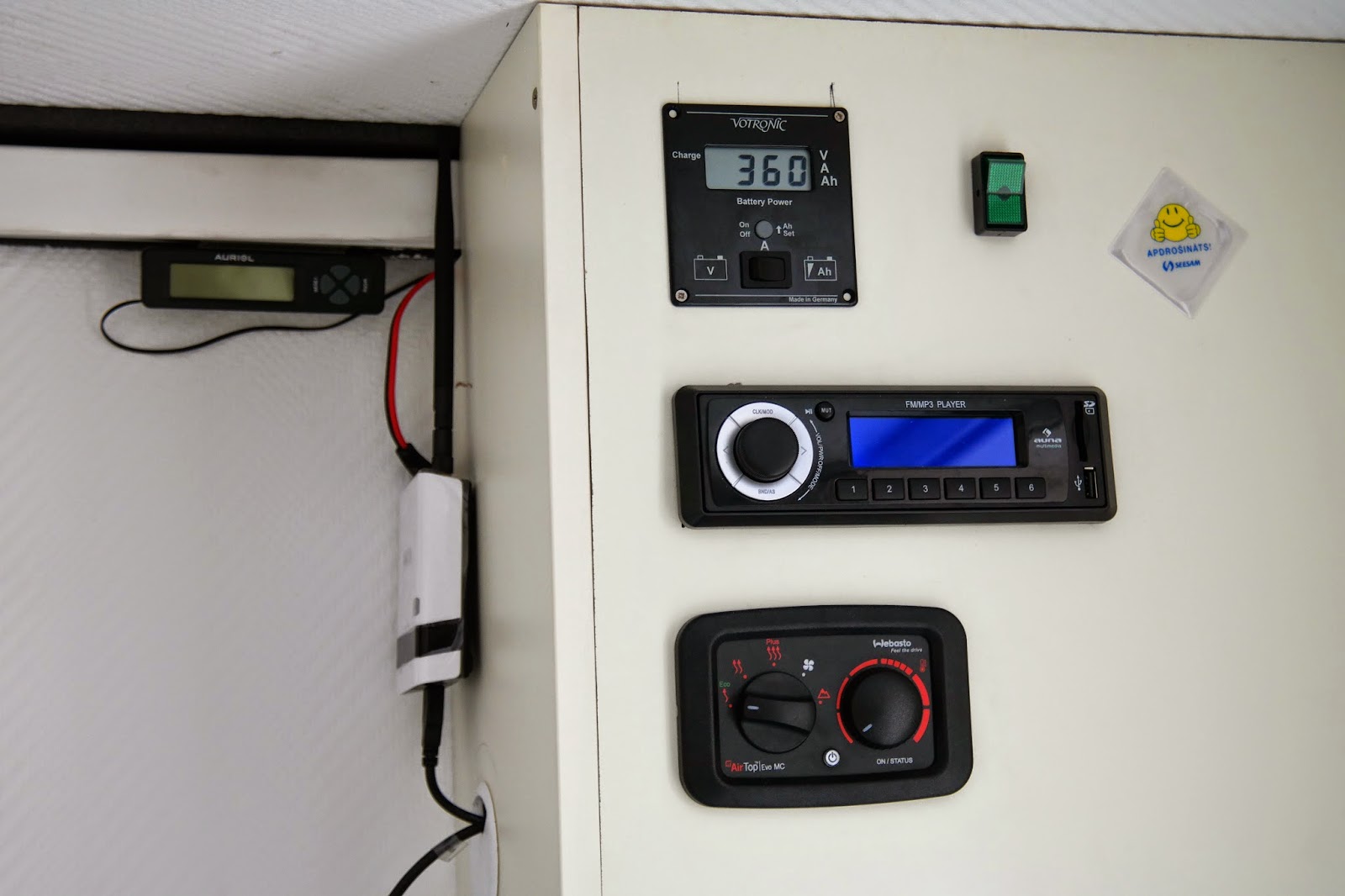 Schaltschrank für Arme; Batterieanzeige, Radio, Heizung, Schalter für Wasserpumpe und an der Seite ein Thermometer und der WLAN Router.