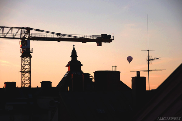 aliciasivert, alicia sivert, alicia sivertsson, ballonger, takås, ballong, varmluftsballong, balloon, roof, skyline