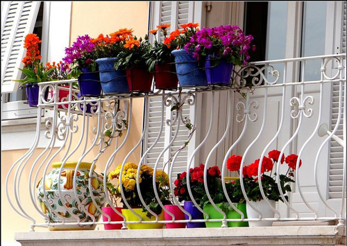 Decora con rojas: las 5 claves para tener el mejor balcón del ... Decoración Estrecho Balcón