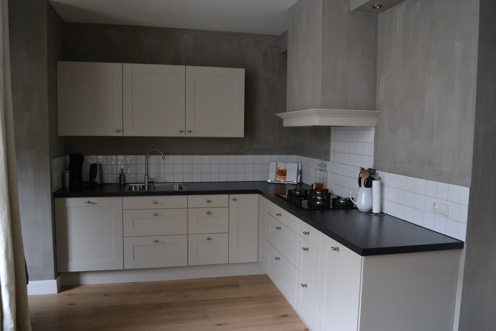 Vrijdag is onze meubelmaker geweest en die heeft de houten sierrand om Keuken Tegels Muur : Vrijdag is onze meubelmaker geweest en die heeft de houten sierrand om