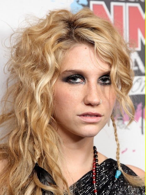 simple wavy hairstyle