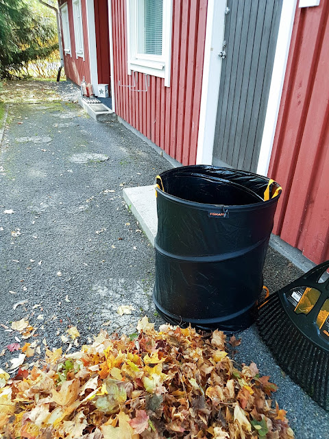 fiskar popup puutarhasäkki haravointi haravoida vaahteranlehti syksy pihahommia