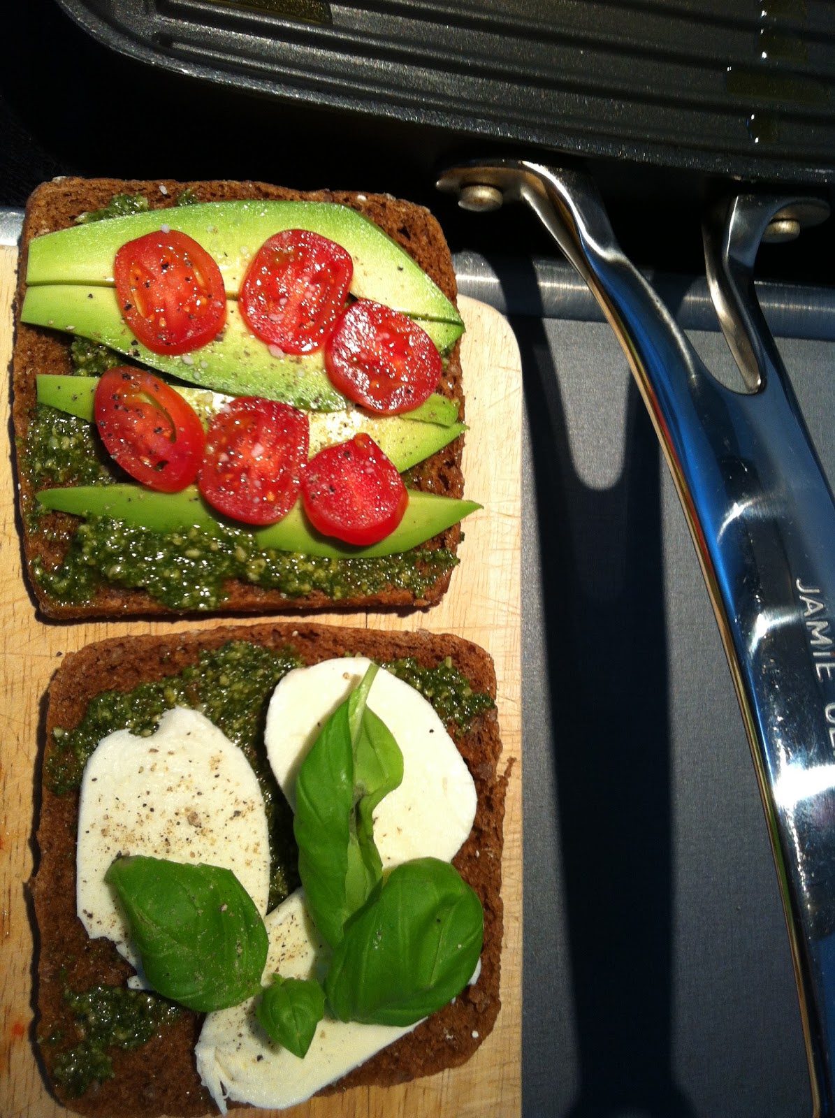 Evas køkken: panini med avocado, pesto og mozzarella a´la joe and ...