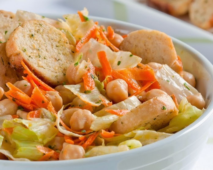 Salada Refrescante de Grão-de-Bico, Cenoura e Alface Salada Refrescante de Grão-de-Bico, Cenoura e Alface (vegana)