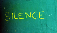Pizarra con la palabra silencio El silencio es una poderosa arma en la comunicación