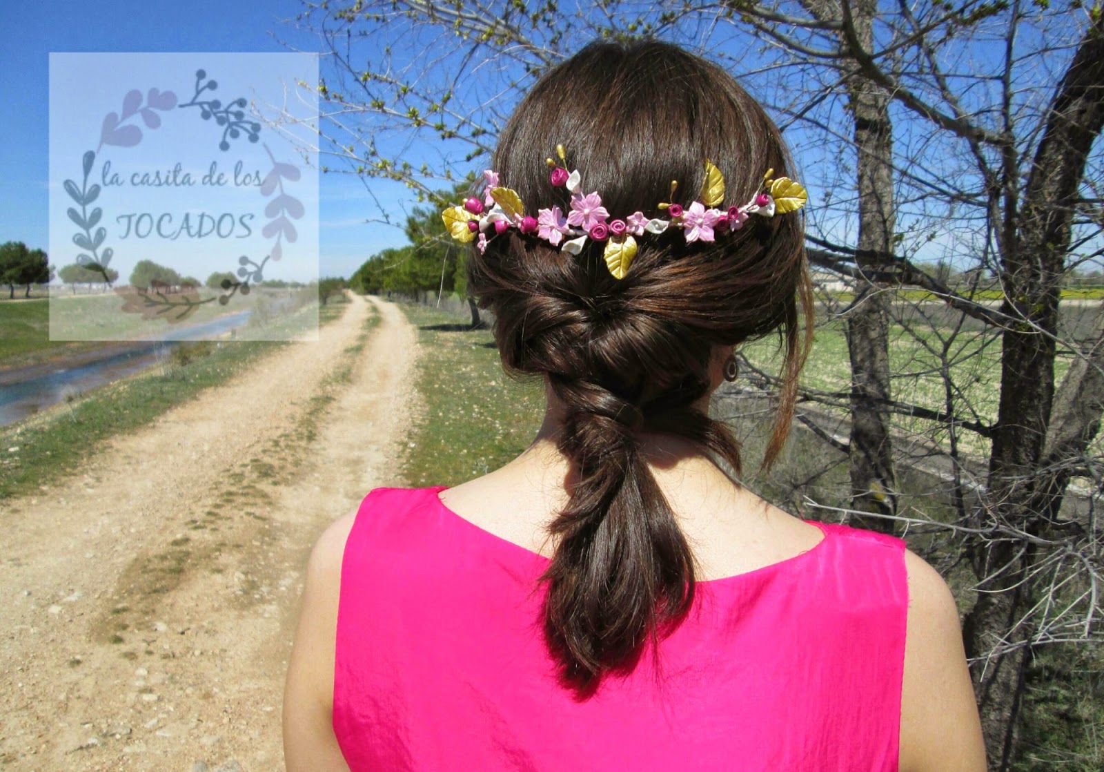 Reportaje de otros complementos para boda primavera - verano 2015 La casita de los TOCADOS Peineta de porcelana con hojas y flores en color dorado, rosa, blanco perla y buganvilla, a juego con vestido color fucsia.