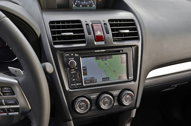 мультимедийная система в центральной консоли Subaru Forester 2014