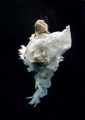 Zena Holloway fotografia fashion subaquática mulheres flutuando água Zena Holloway fotografia fashion subaquática mulheres flutuando água