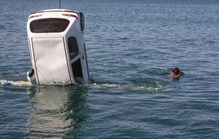 Ερέτρια: Ξέχασε να βάλει χειρόφρενο και το αυτοκίνητο κατέληξε στη θάλασσα!