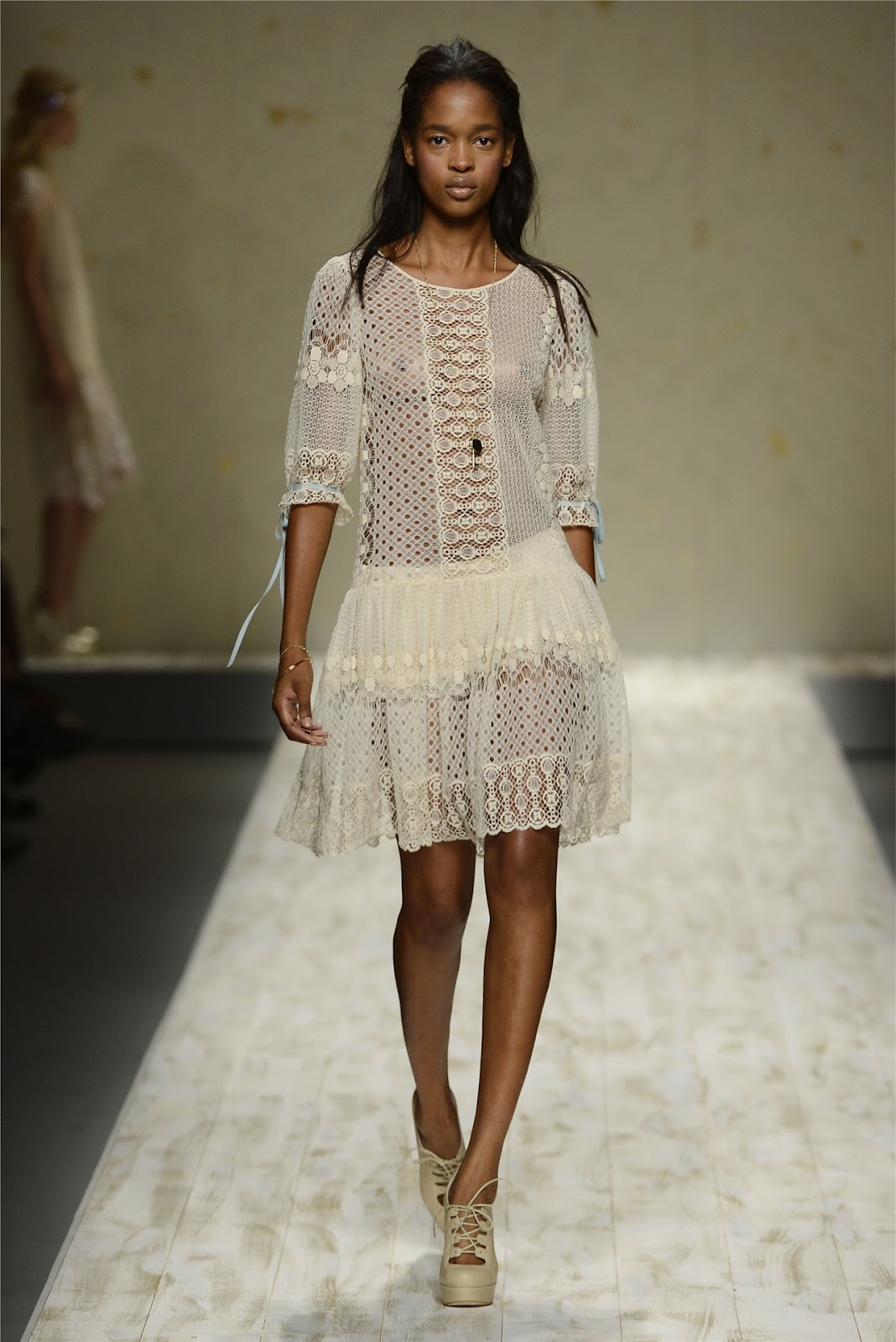 http://4.bp.blogspot.com/-jKEI4JncLLs/UF75rEkz2mI/AAAAAAAANNc/RHvpWbi_2po/s1600/Milano+Fashion+Week+-+Blugirl+(Spring-Summer+2013)+6.jpg