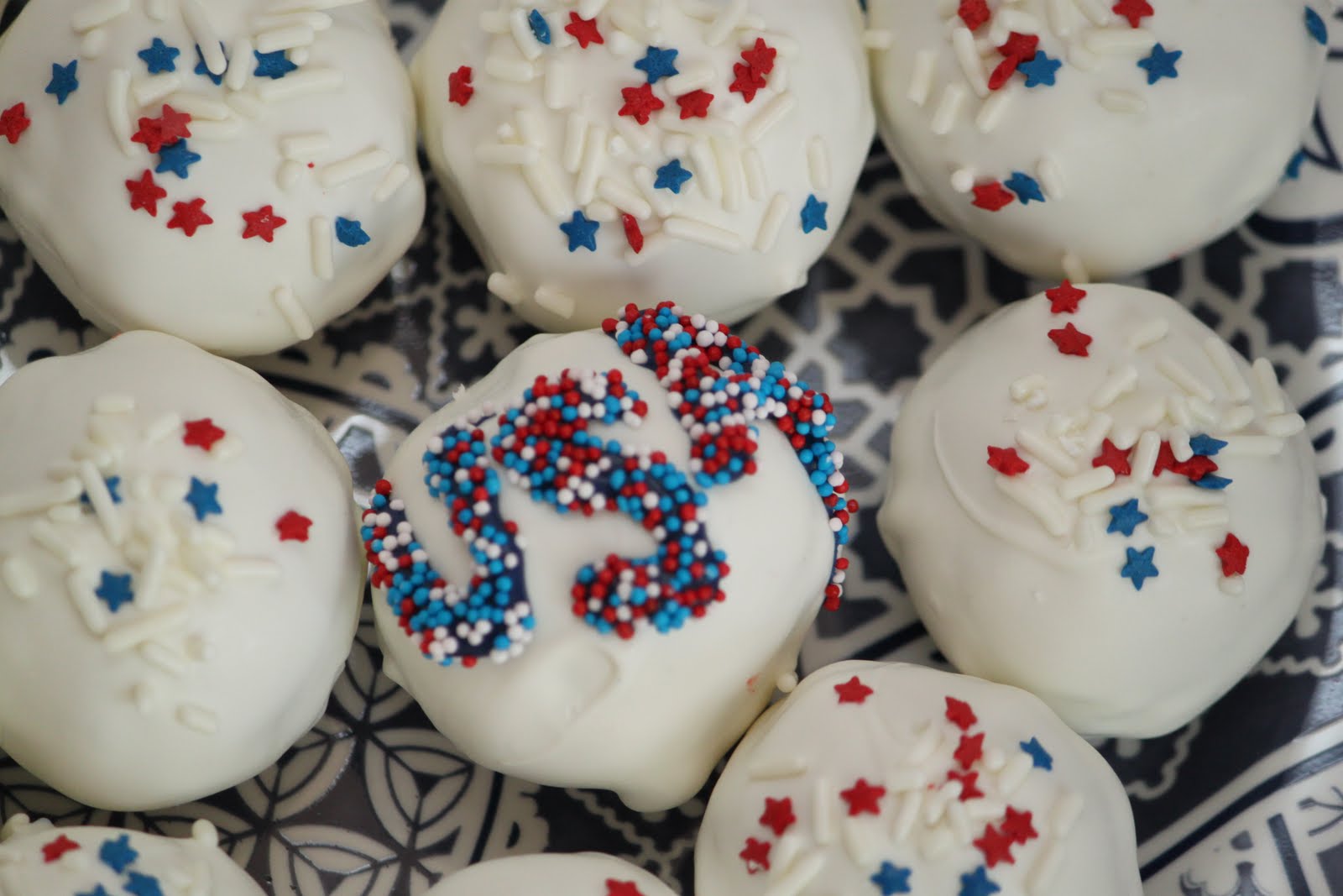 The Blackberry Vine Cake Balls & Cookies