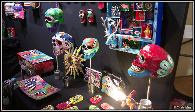 Expo métamorphose des matériaux vanités, sculptures têtes de morts multicolores