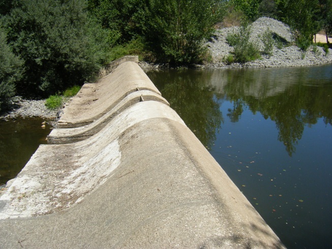 Limite da água da Ribeira da Isna baixo