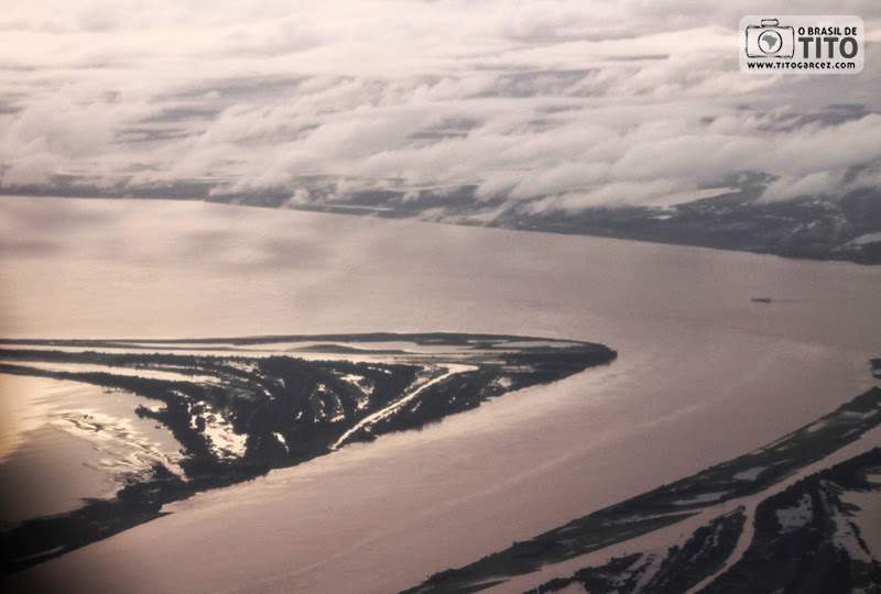 Vista aérea do rio Amazonas, em Santarém, no Pará - Por Tito Garcez Visão aérea do rio Amazonas, em Santarém, no Pará, na Amazônia