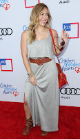Hilary Duff - waves to cameras and fans from the red carpet