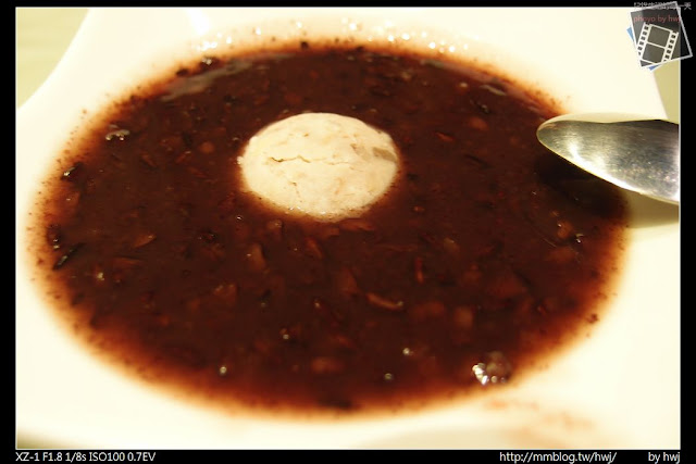 2013-05-09虎尾陶板屋 甜點：冷月紫米。(中間的冷月是芋頭泥，挺好吃的！)                                                                                                  