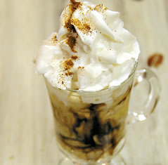 Café com sorvete e chantilly