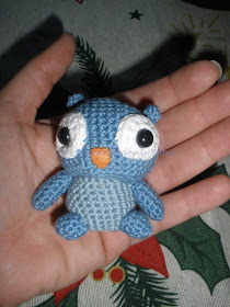 Un pequeño buho hecho a crochet con DMC natura en azul