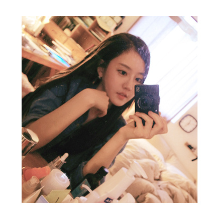 Lee Eunjin adalah kekasih dari Lee Chihoon.Menurutku mereka itu sangat serasi.Lee Eunjin juga mengikuti Ulzzang Shidae