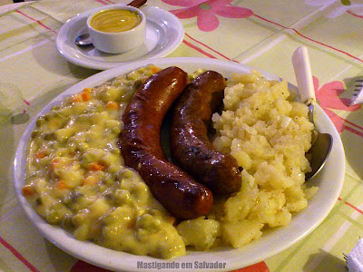 Bistrô PortoSol: Prato 1955 (Salsicha, Linguição cozido, Batatas tipo Rosti e Creme de Legumes) e Mostarda forte