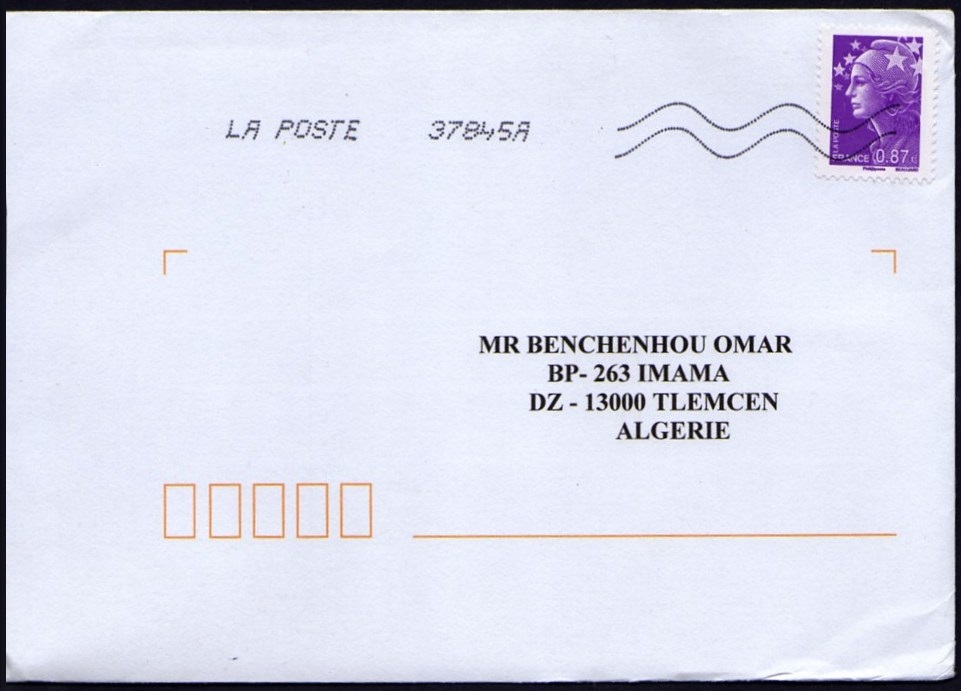 Envoi en cours enveloppe avec lettre. enveloppe avec timbres
