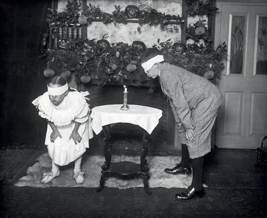 DECK THE HOLIDAY�S HALLOWEEN COSTUMES THROUGH THE LOOKING GLASS, A