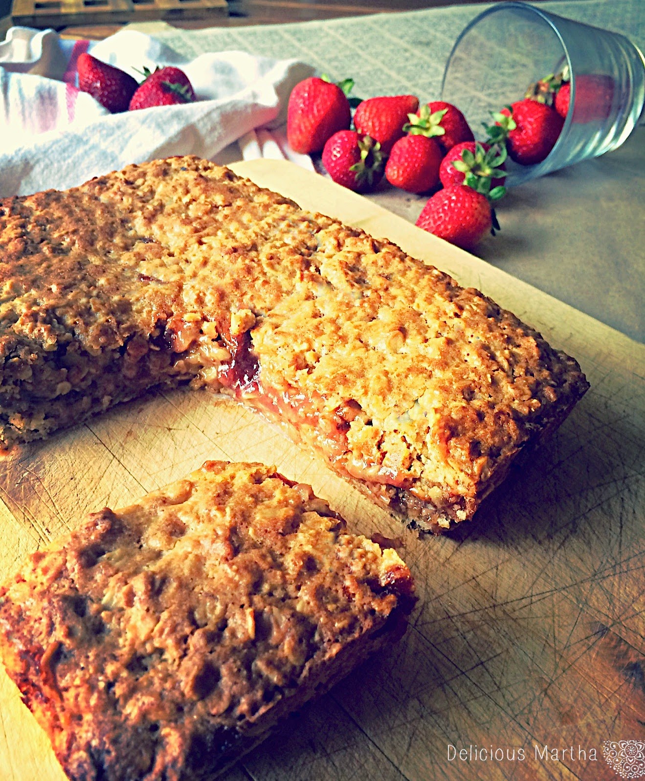 Strawberry Honey Oatmeal Bars [Barritas de miel y avena con fresa]