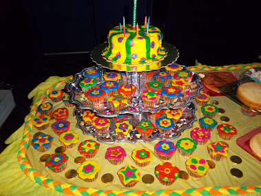 Torta y Cup Cakes con colores  de  Neón
