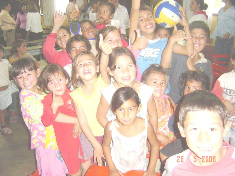 Entrega de botas para el agua en escuelas rurales