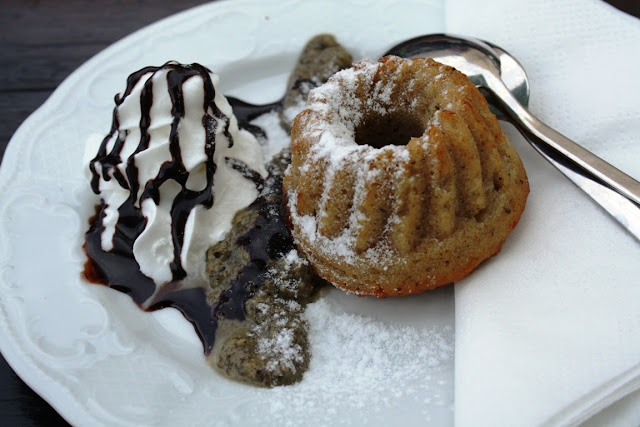 Minzguglhupf mit Sahne und Schokoladensoße im Buschenschank Polz © Copyright Monika Fuchs, TravelWorldOnline