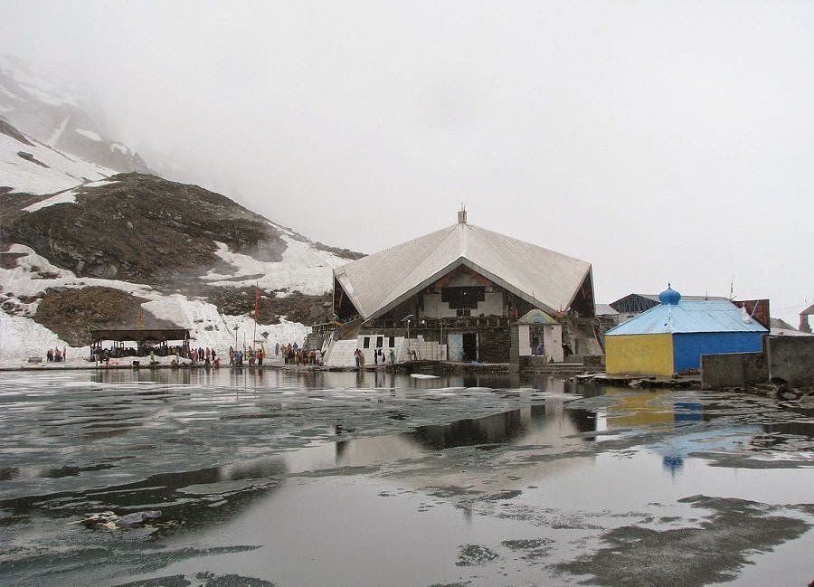 Lake of hemkund sahib in winter season