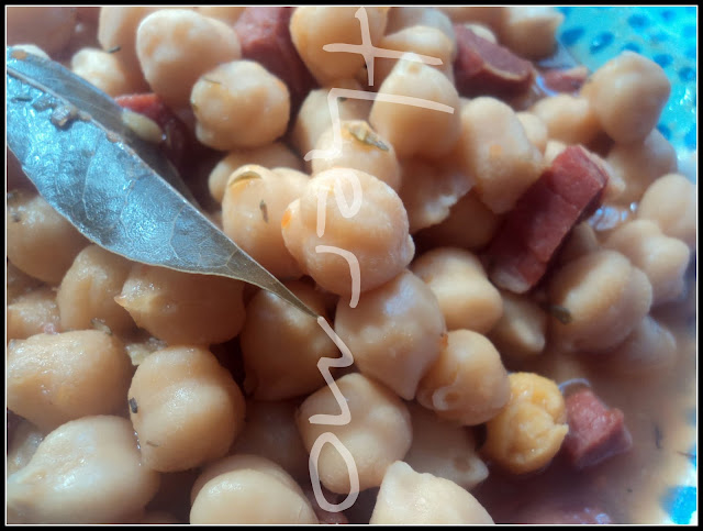 Garbanzos con jamón Plato de cuchara de garbanzos con jamón en FC, Olor a hierbabuena
