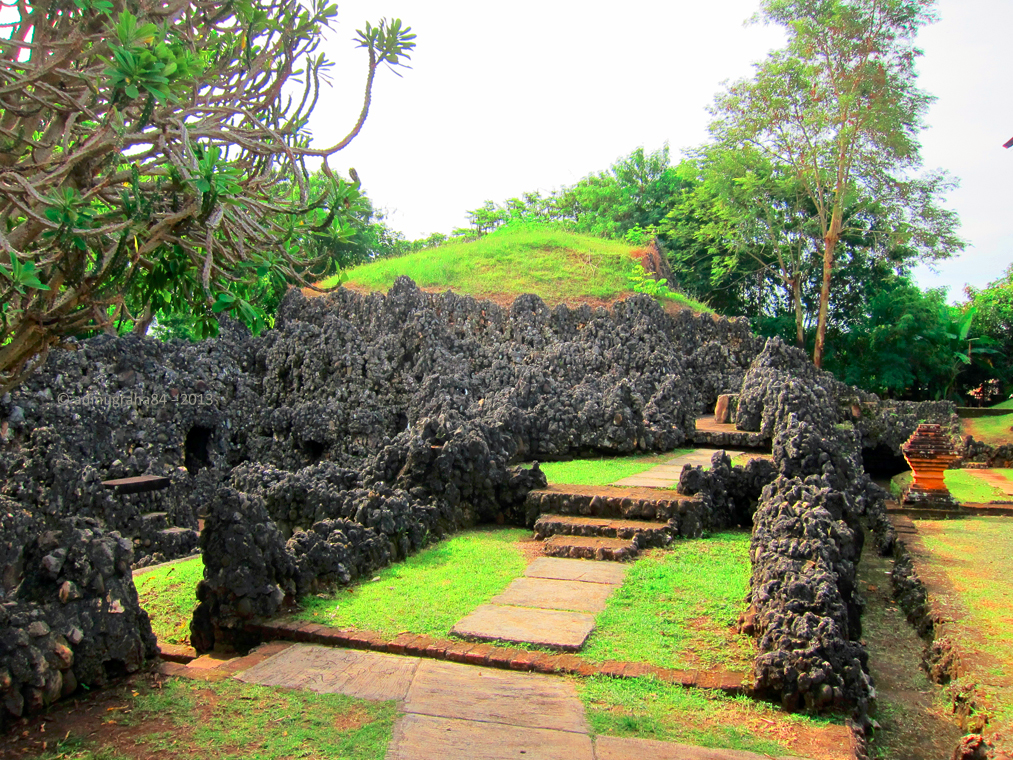 Tempat Wisata di Cirebon Taman Sari Gua Sunyaragi