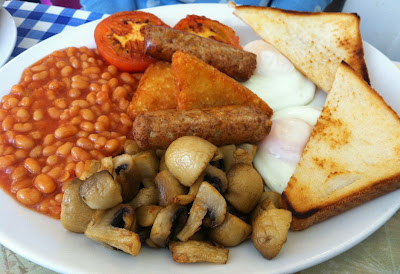 beans mushrooms toast eggs sausages hash brown tomato fry up food