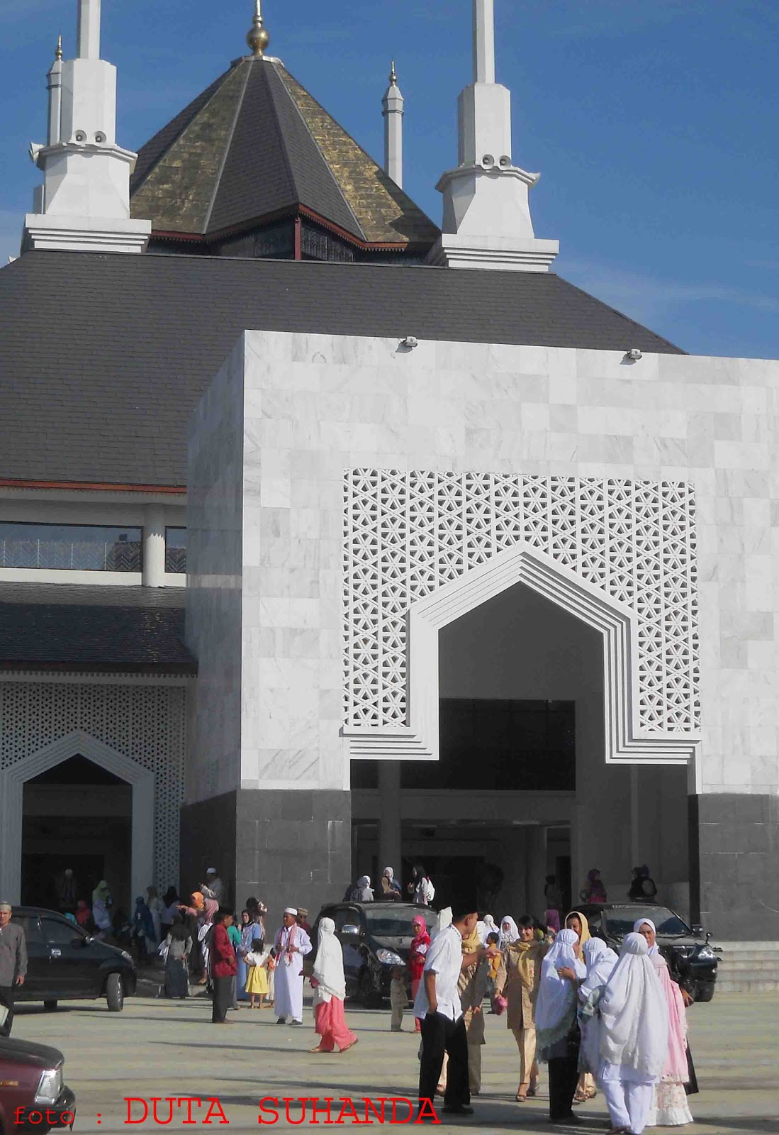 Bupati Lampung Barat Hi Mukhlis Basri Sholat Ied di Masjid Bintang Emas