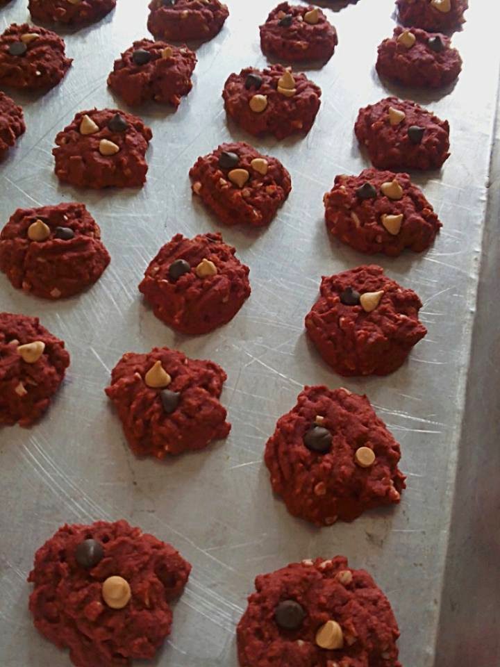 my mintroom: Red Velvet Chocolate Chip Cookies
