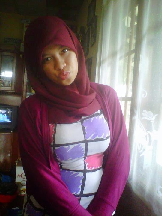 Foto Jilboobs dari Cewek ABG, Tante-Tante Montok hingga Artis