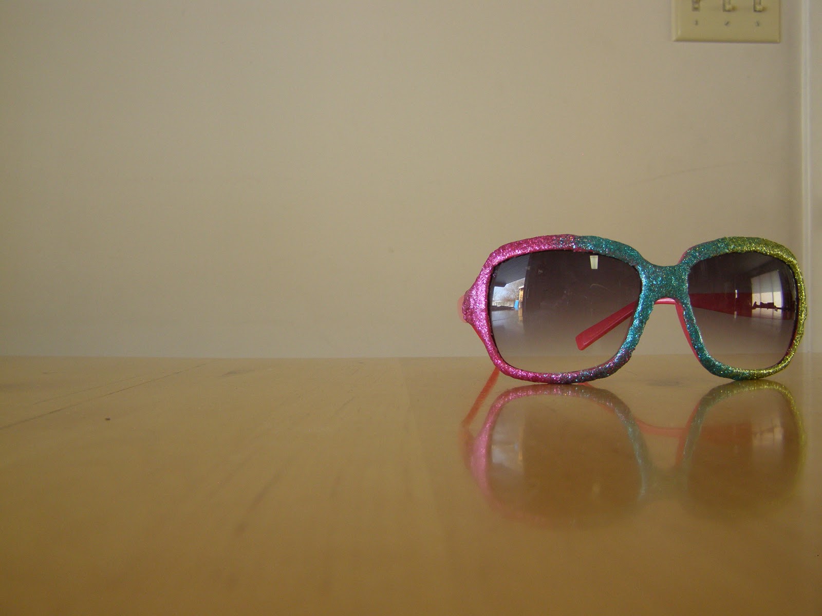 The DIY Junkie DIY Glitter Sunglasses