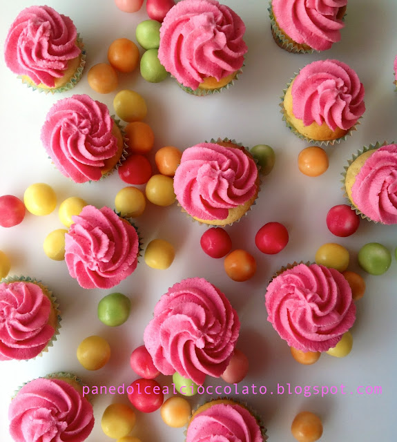 VANILLA CUPCAKE CON FROSTING ALLO YOGURT PANEDOLCEALCIOCCOLATO