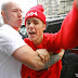 Justin Bieber ameaça tirar o ´´Coro`` de um paparazzi 