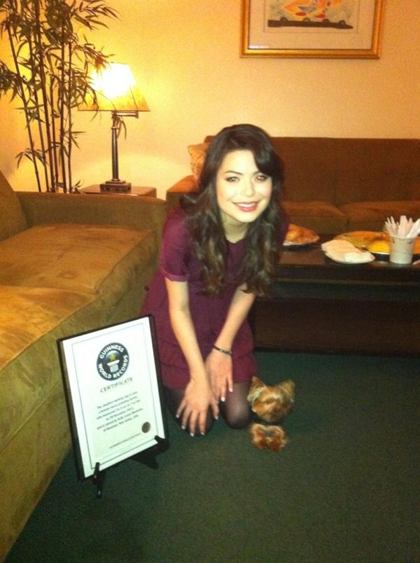 Miranda Cosgrove y el perro mas pequeño del mundo 2012
