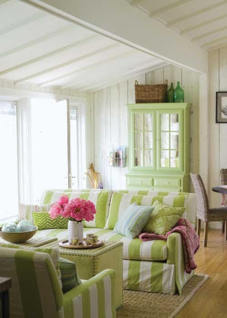 http://4.bp.blogspot.com/-ja6KYqhXFvw/T_2n6metJrI/AAAAAAAAAUc/xB5IdPcWLfM/s640/Green+Striped+Couch.jpg