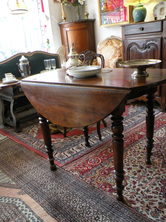 Table ronde style Louis XV en noyer