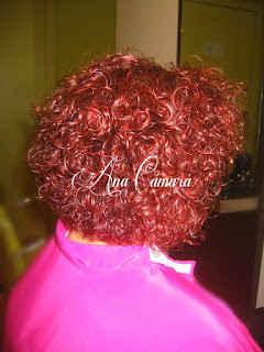 Rojo intenso en cabello rizado