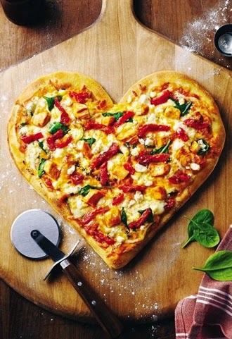 Pizza walentynkowa. pizza walentynkowa, pizza w kształcie serca, ciasto cienkie,