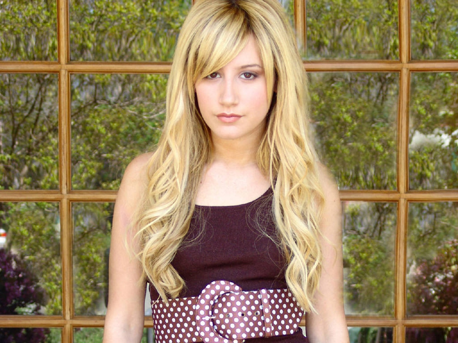 http://4.bp.blogspot.com/-jbLGBCaZAY0/TeHxqWmVBWI/AAAAAAAABD4/3-M0MgBw3N4/s1600/Sexy_Ashley_Tisdale_1920x1440_HD_Wallpapers.jpg