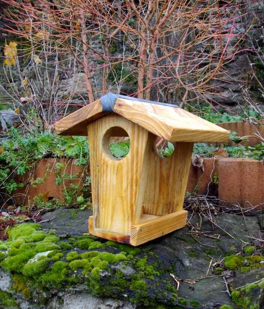DIY jardin : fabriquer une mangeoire en bois pour les oiseaux