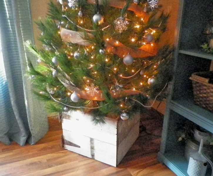 Everything in Between: Barn Wood Christmas Tree Box