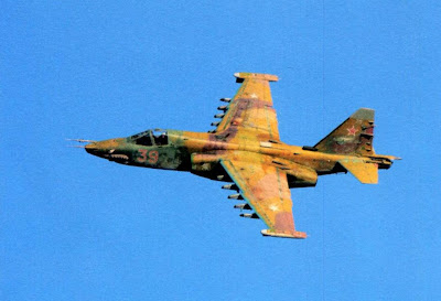 Штурмовик Су-25 из 960-го штурмового авиаполка выполняет вираж на малой высоте. Часть самолетов этого авиаполка несли на носовой части изображение акульей пасти. 