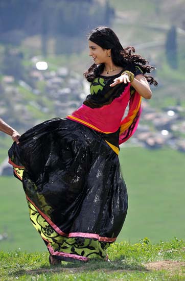 Shruthi Hassan Gabbar singh movie song gannulanti kannulunna pics4 Shruthi Hassan Gabbar singh movie song gannulanti kannulunna pics4